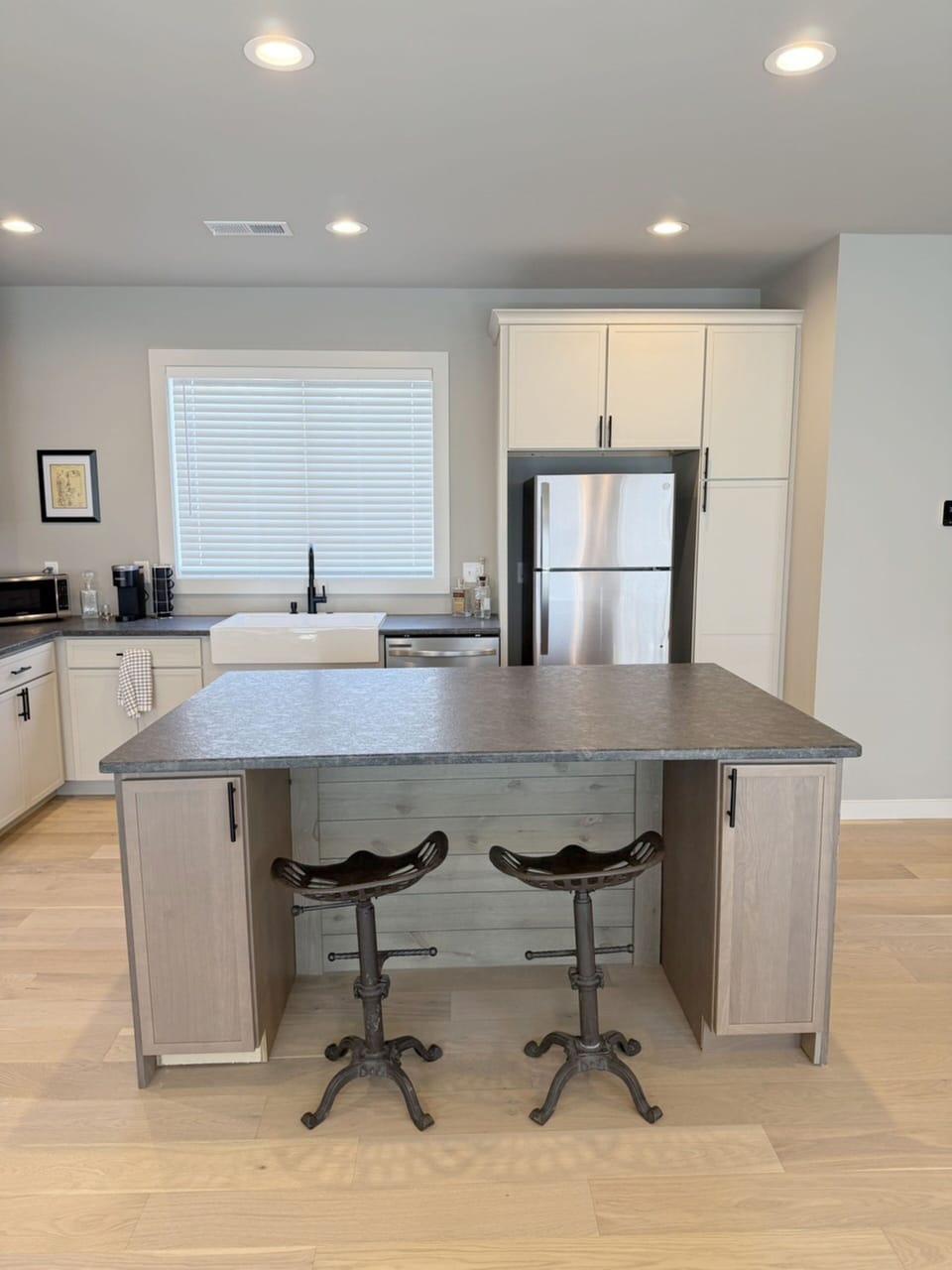 Large Gourmet Kitchen - Commercial Appliances - Large Island - Cookware Provided