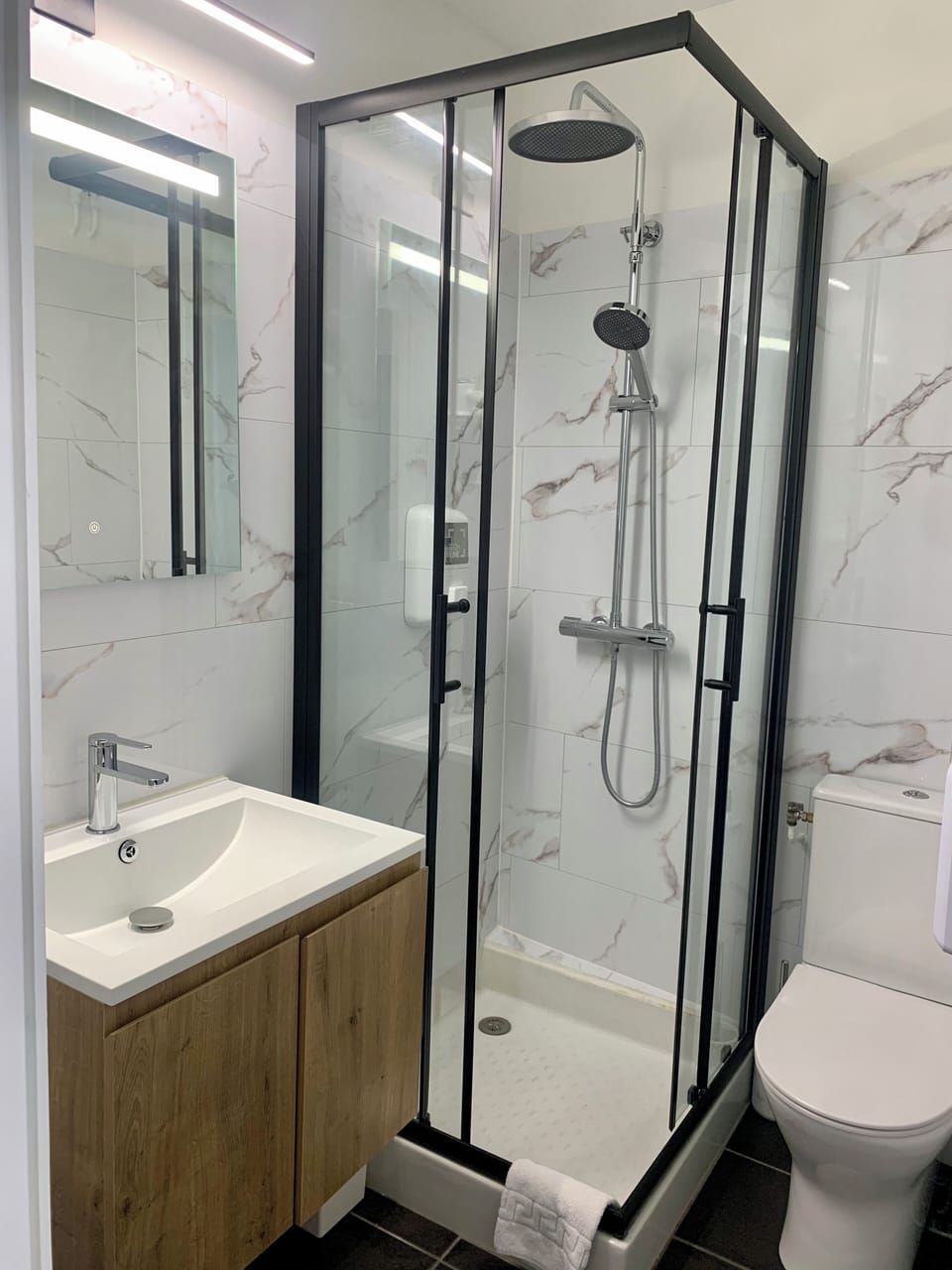 Comfort Double Room | Bathroom | Free toiletries, hair dryer, towels