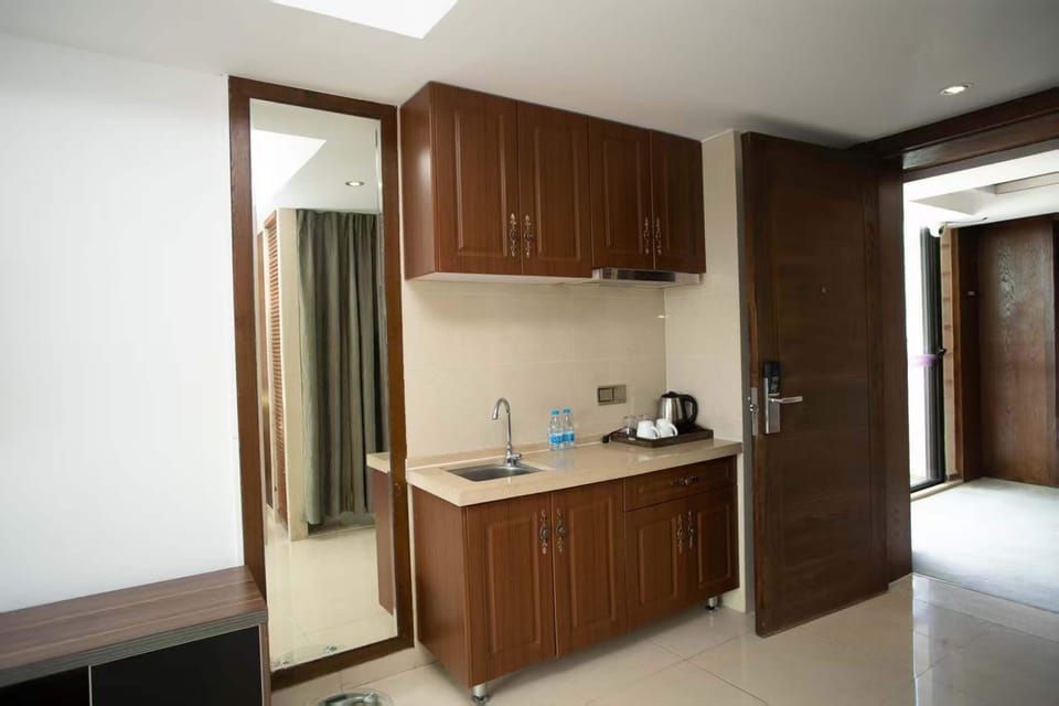 Family Room, Balcony, Garden View | Private kitchen | Paper towels