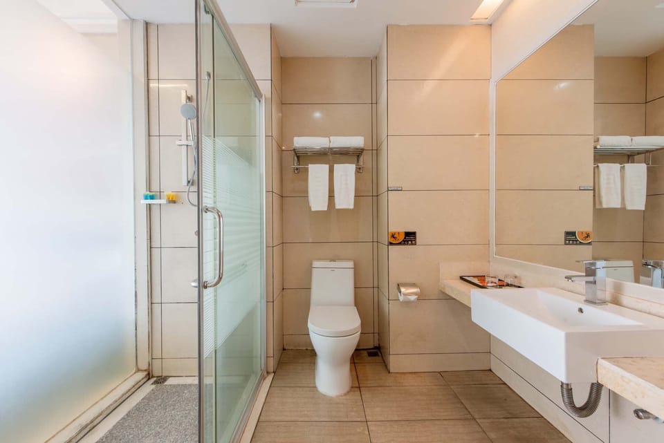 Comfort Double Room, City View | Bathroom | Shower, free toiletries, hair dryer, slippers