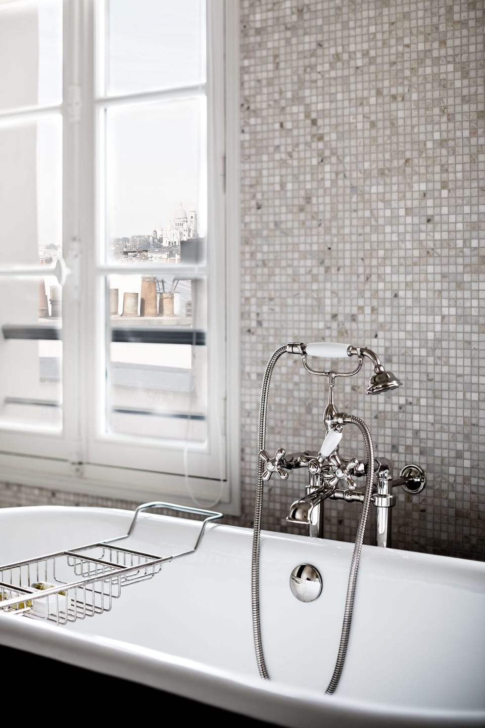 Deep soaking bathtub