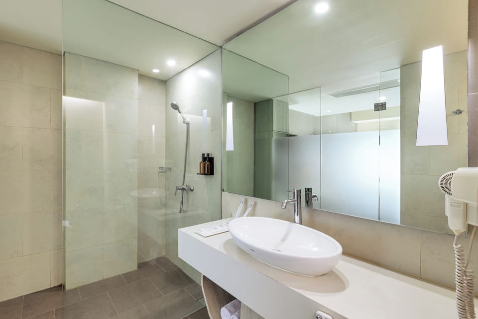 Deluxe Studio Suite | Bathroom | Bidet