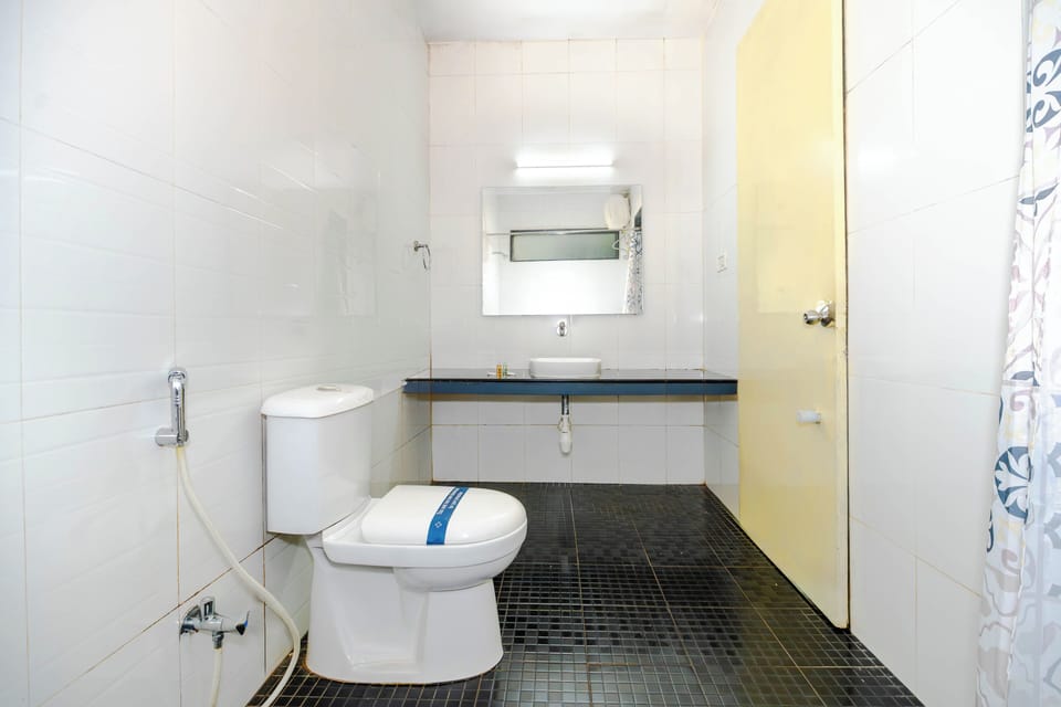 Economy Double Room, 1 King Bed, Air conditioning | Bathroom | Shower, free toiletries, hair dryer, towels