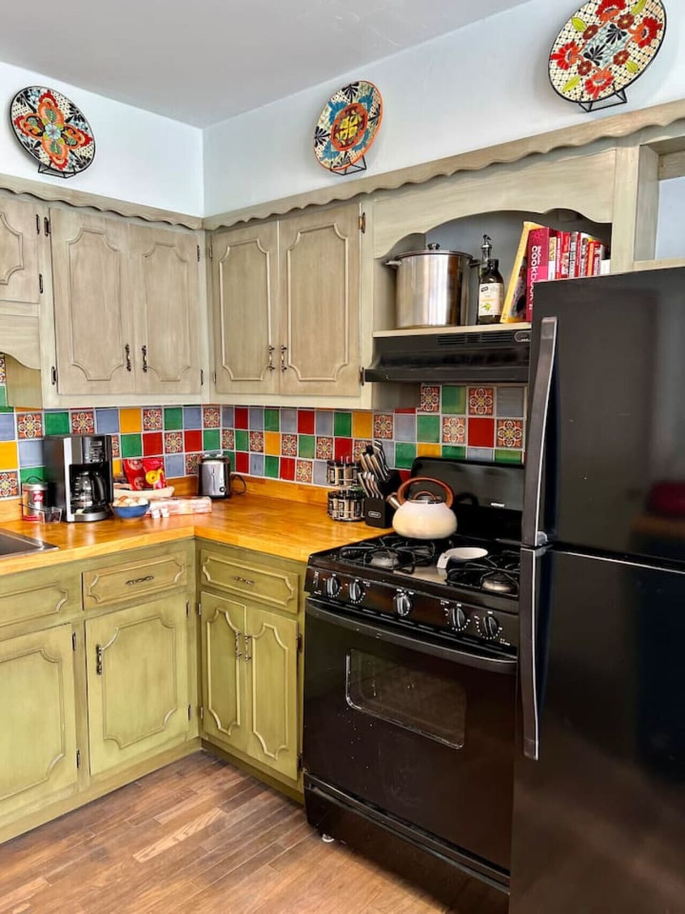 Kitchen - Oven, Fridge, Breakfast Fixings with Jellies!