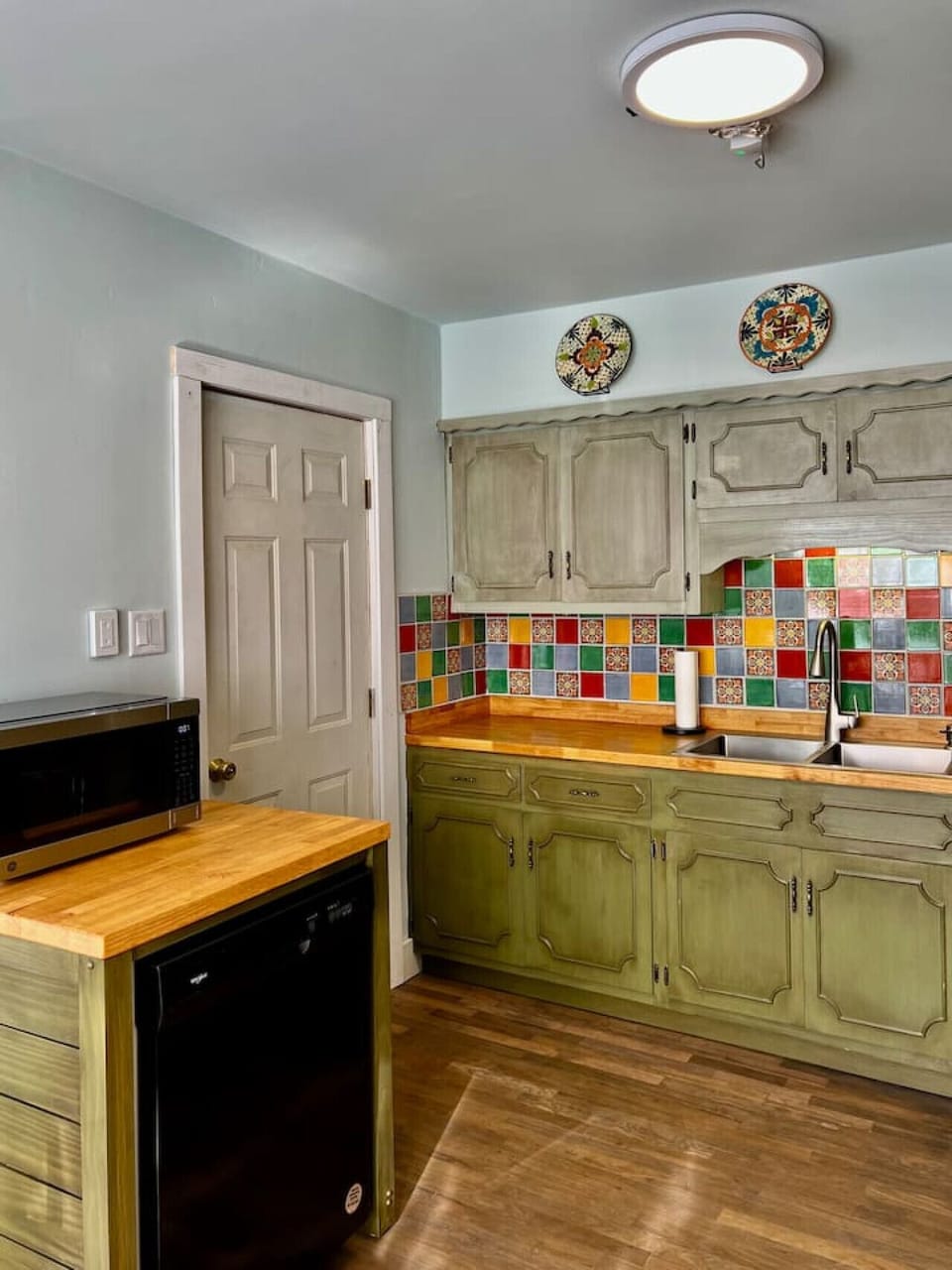 Kitchen with side door to the backyard