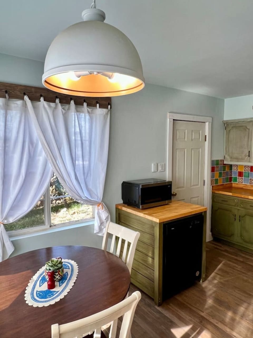 Kitchen and Dining Area - Dishwasher BONUS!
