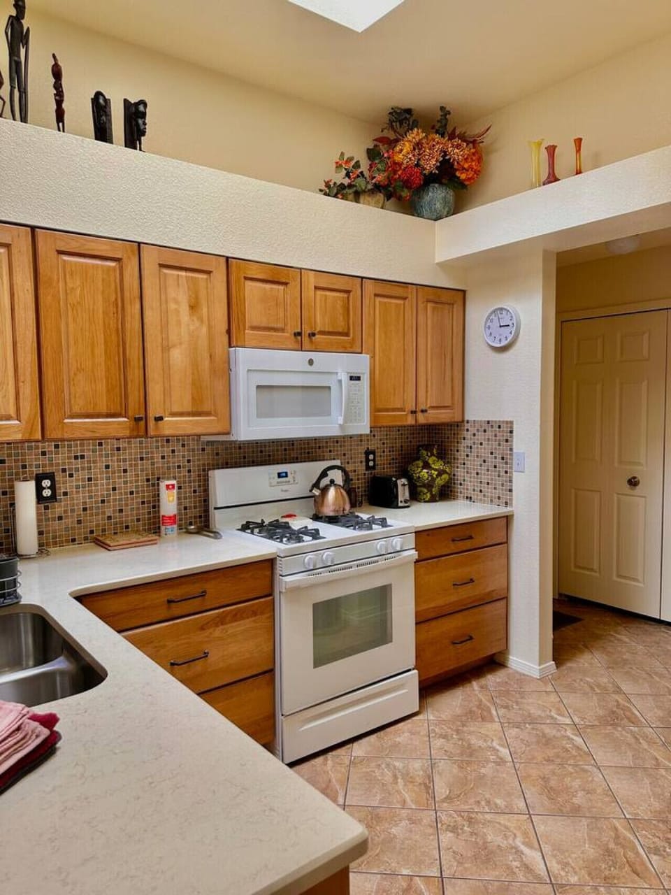Kitchen - Pantry and Modern Appliances: Oven/Stovetop, Microwave, Dishwasher, Toaster, Fridge, and MORE!