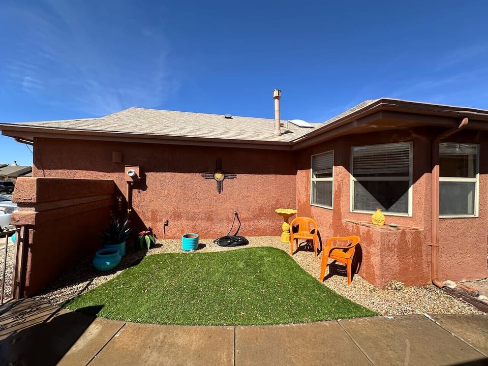 Side Yard - Seating