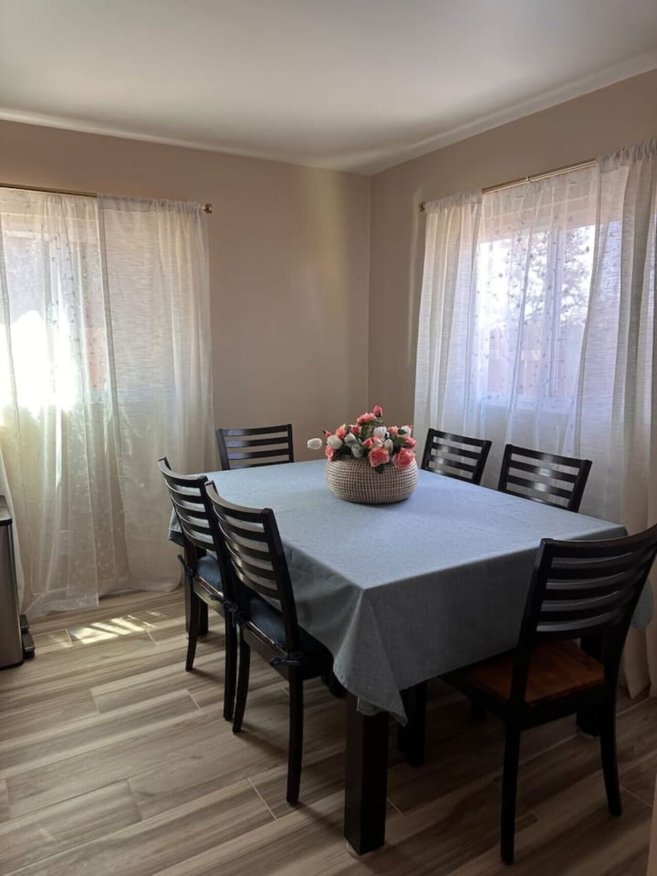 Dining Area - Seats 6