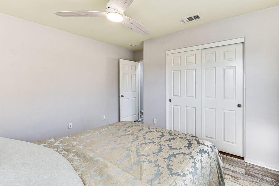 Bedroom # 1 - Queen-size Tempurpedic mattress 