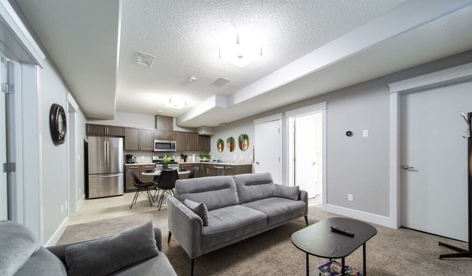 Bright open-concept space connecting the living room and fully equipped kitchen, perfect for relaxing and entertaining.
