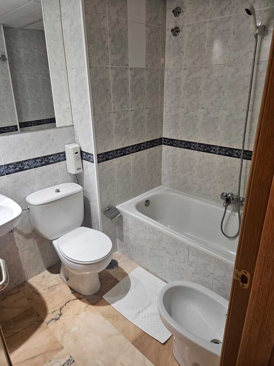 Combined shower/tub, towels, soap, toilet paper