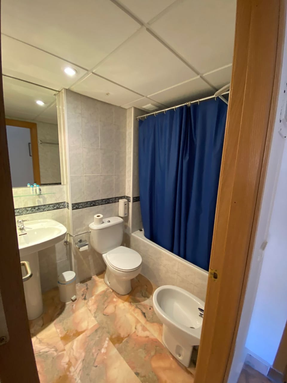 Combined shower/tub, towels, soap, toilet paper