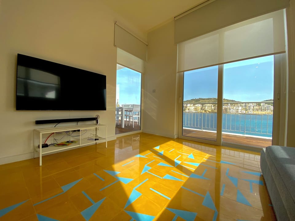 Design elements echoing the sea below. Enjoy the large TV and Bluetooth speaker.