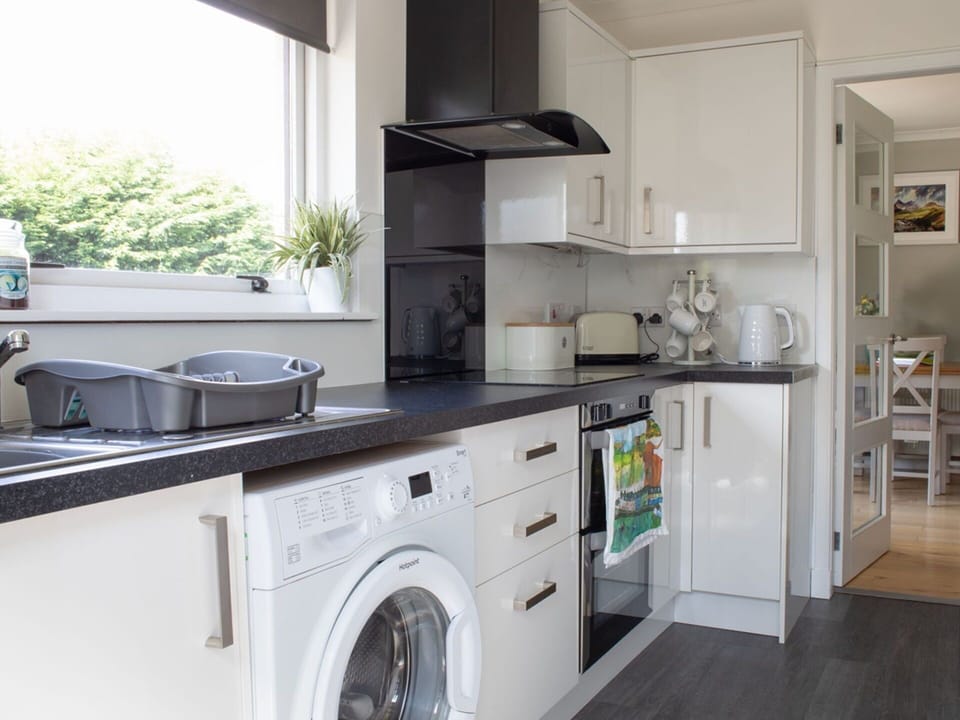 Kitchen Appliance, Kitchen, Countertop, Major Appliance, Interior Design, Cabinetry, Flooring, Home Appliance, Furniture, Floor