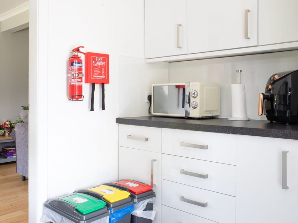 Kitchen Appliance, Major Appliance, Kitchen, Countertop, Interior Design, Home Appliance, Furniture, Cabinetry, Small Appliance, Flooring