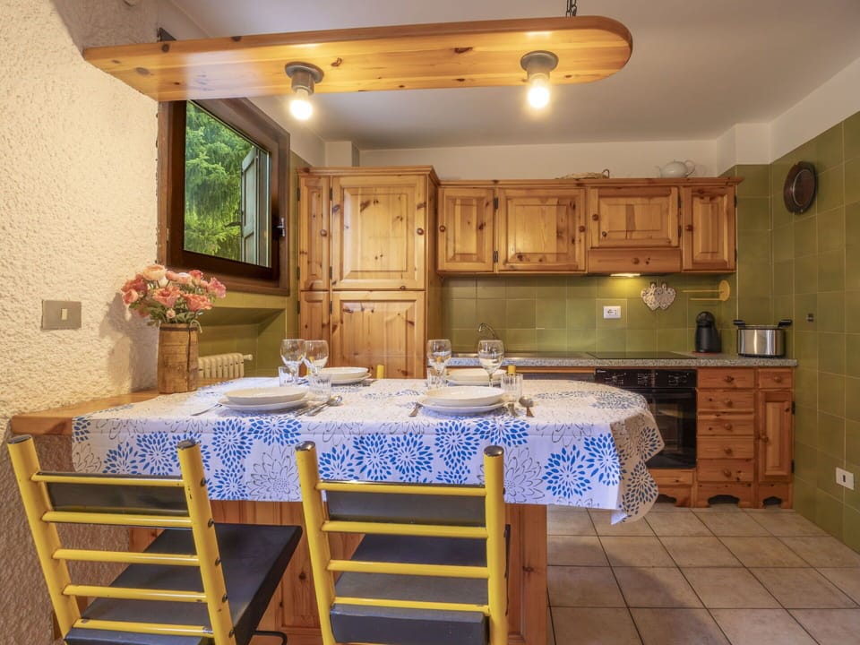 Interior Design, Furniture, Wood, Ceiling, Flooring, Room, Floor, Cabinetry, Lighting, Kitchen