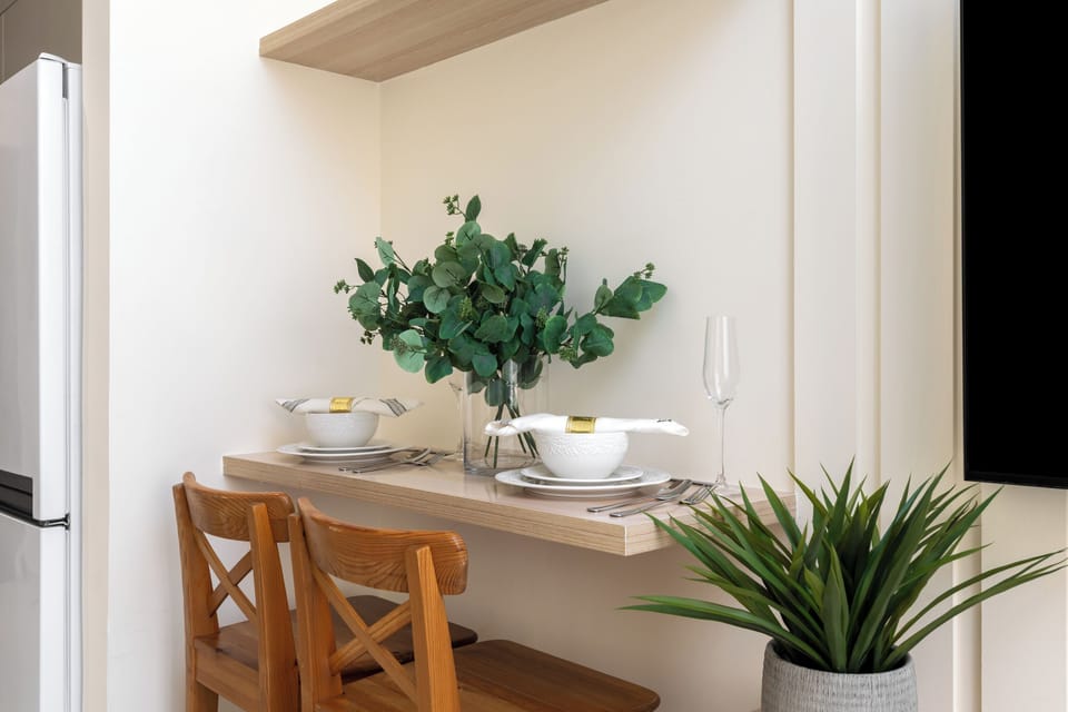 Deluxe Studio, Non Smoking | In-room dining