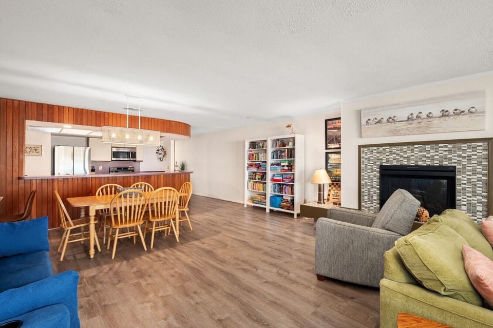 22-web-or-mls-DS303A-Sitting-Area-to-Dining