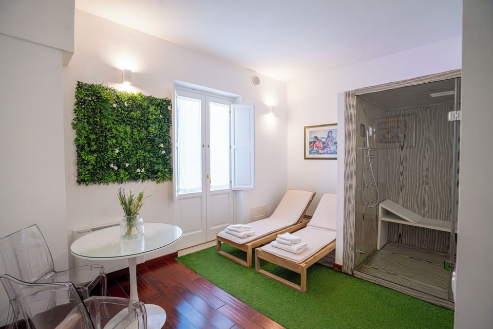Deluxe Suite | Bathroom | Jetted tub, free toiletries, hair dryer, bidet