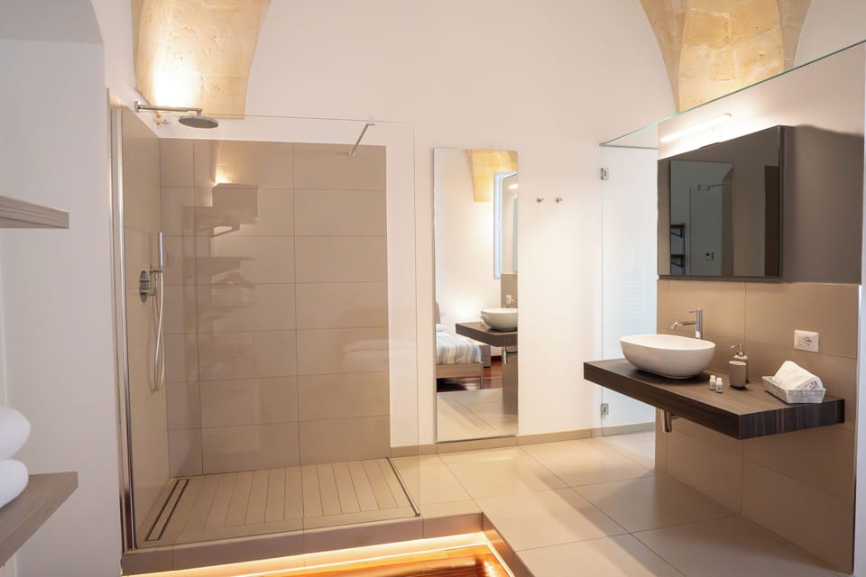 Deluxe Room | Desk, laptop workspace, free WiFi, bed sheets