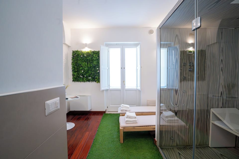 Deluxe Suite | Bathroom | Jetted tub, free toiletries, hair dryer, bidet