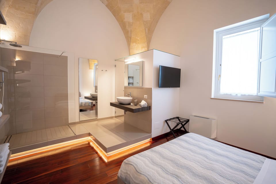 Deluxe Room | Desk, laptop workspace, free WiFi, bed sheets