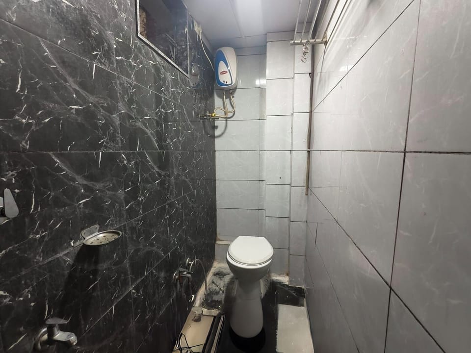 Classic Room | Bathroom | Shower, towels, soap, shampoo