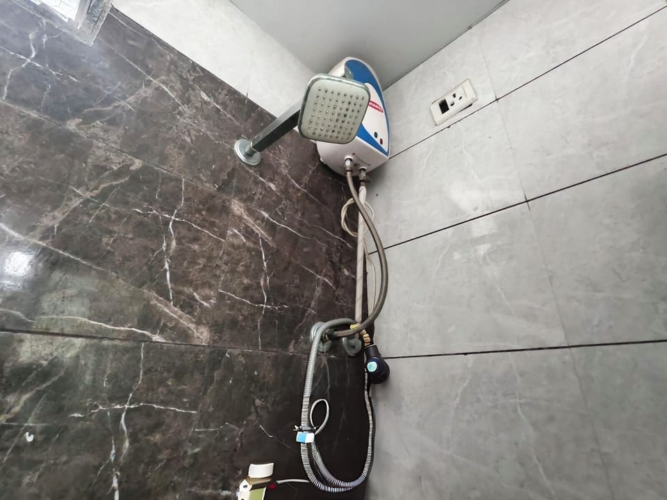 Deluxe Double Room | Bathroom | Shower, towels, soap, shampoo