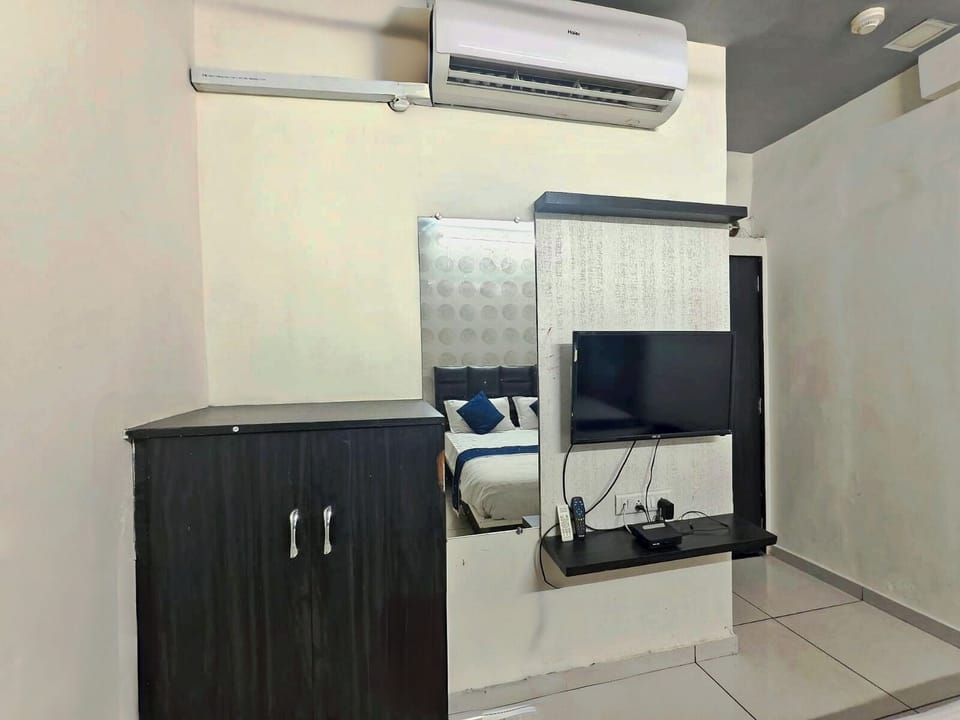 Deluxe Double Room | Egyptian cotton sheets, premium bedding, laptop workspace, free WiFi