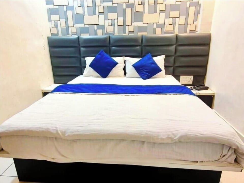 Classic Room | Egyptian cotton sheets, premium bedding, laptop workspace, free WiFi