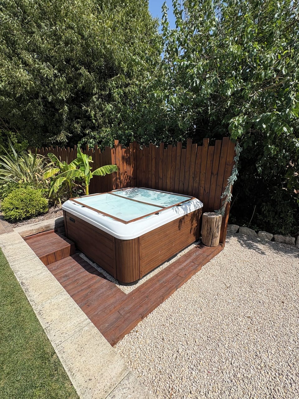 Outdoor spa tub