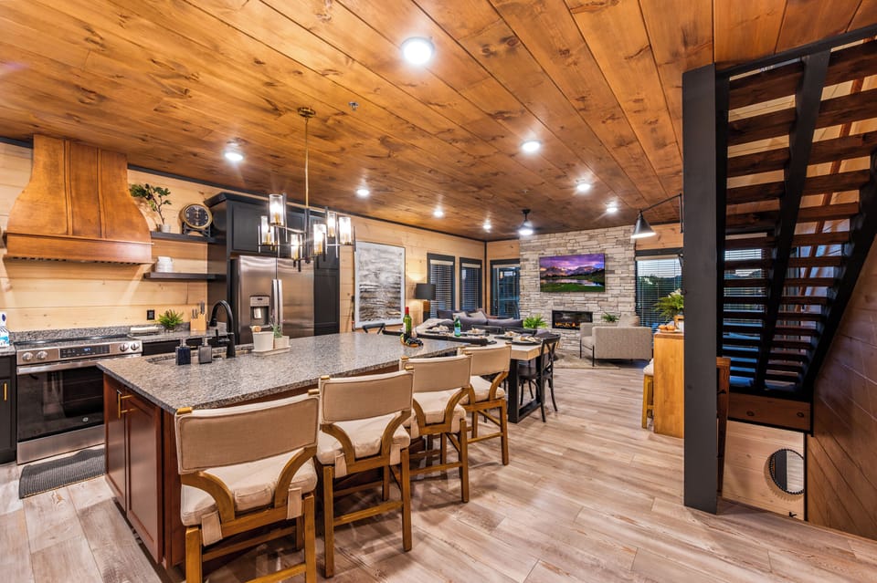 This beautifully designed cabin kitchen blends modern amenities. 