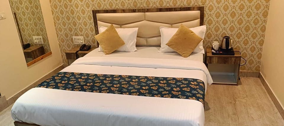Executive Double Room, City View | Desk, laptop workspace, blackout drapes, soundproofing