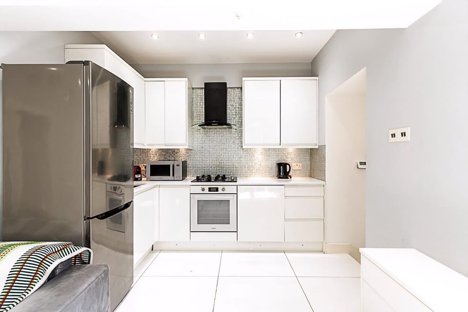 Apartment (Stylish Bayswater Flat with Outdoor S) | Private kitchen | Cookware/dishes/utensils