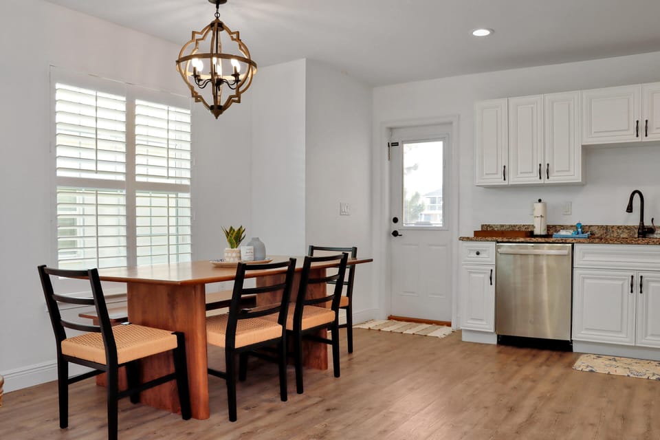 House, Multiple Beds (Dub's Beach Retreat) | Dining