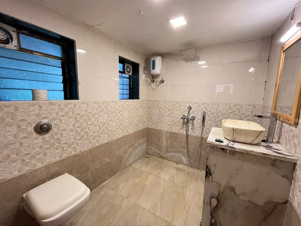 Wood Pecker House | Bathroom | Shower, free toiletries, towels, soap