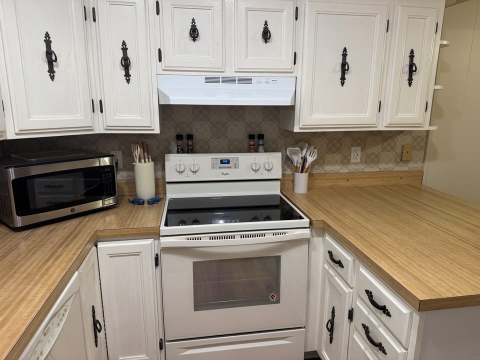Kitchen, oven, microwave. Spacious countertops.