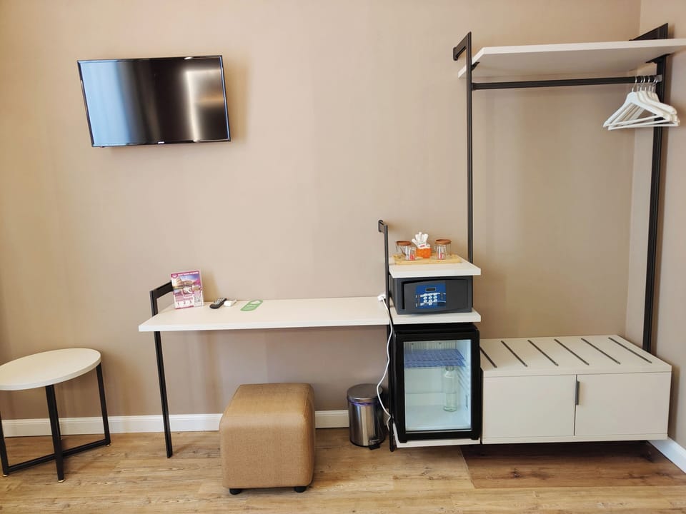Deluxe Double or Twin Room, City View | Hypo-allergenic bedding available, down comforters, in-room safe, desk