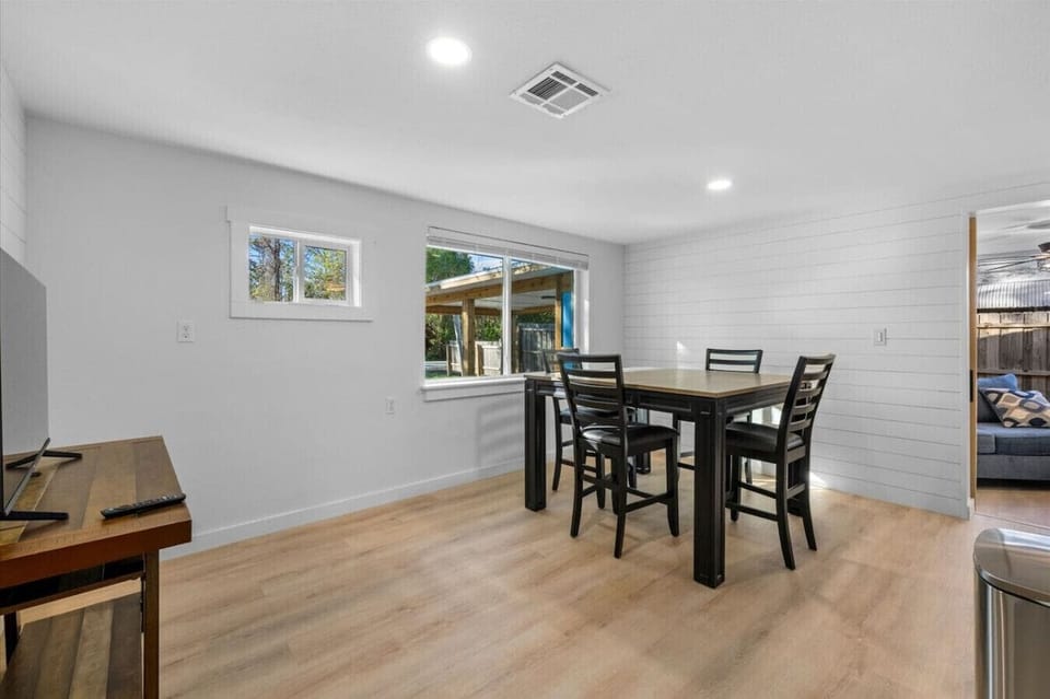 House, 2 Bedrooms, Pets Allowed | Dining room