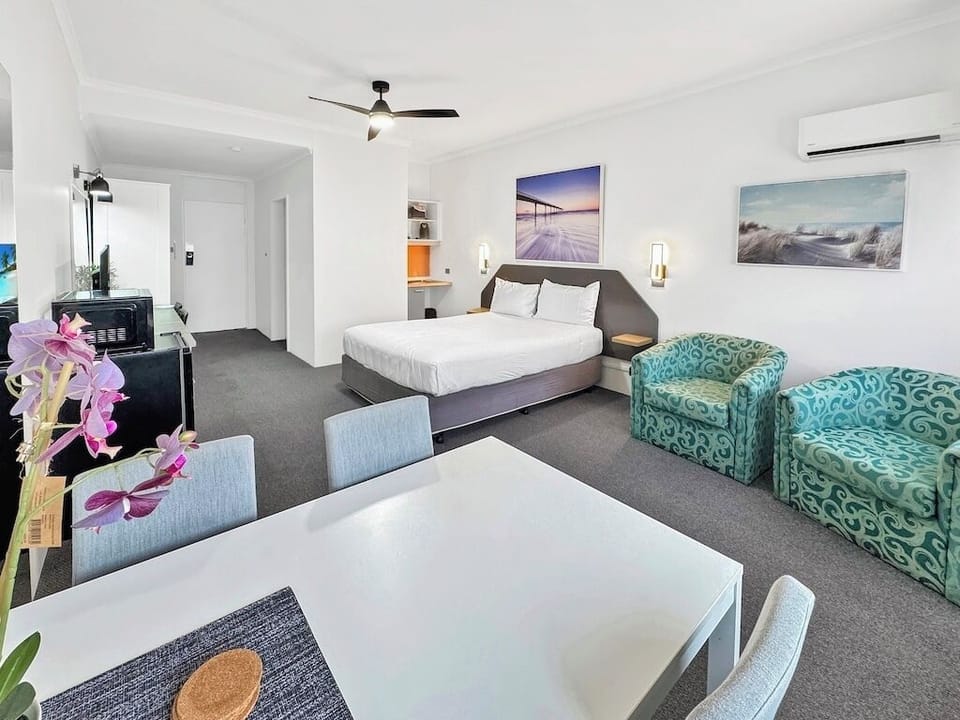 Superior Room, 1 Queen Bed, Non Smoking (Premium queen) | Blackout drapes, iron/ironing board, WiFi (free), bed sheets