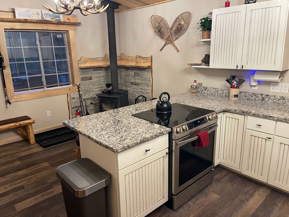 Kitchen with the stove and oven. Careful! The knobs are easy to accidentally turn on the stove.
