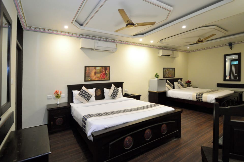 Family Suite | Desk, laptop workspace, iron/ironing board, free WiFi