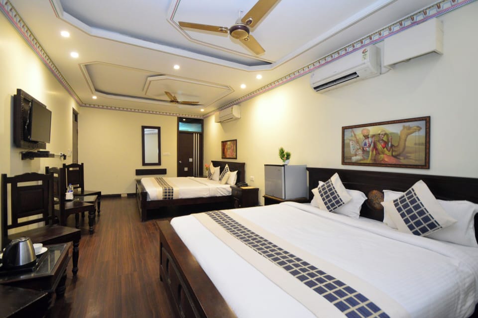 Family Suite | Desk, laptop workspace, iron/ironing board, free WiFi