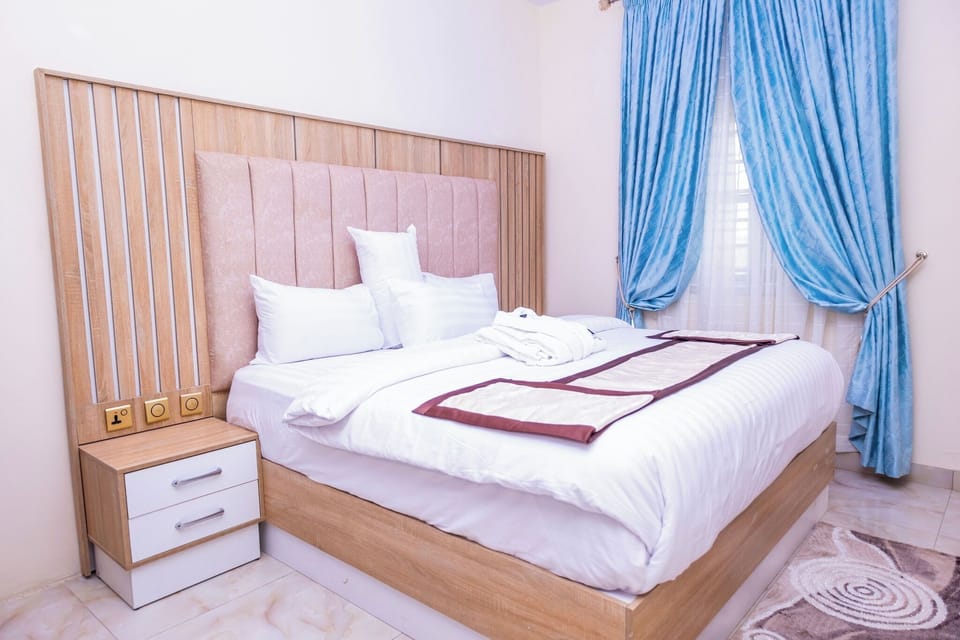 Deluxe Room, Balcony, City View | Desk, laptop workspace, soundproofing, free WiFi