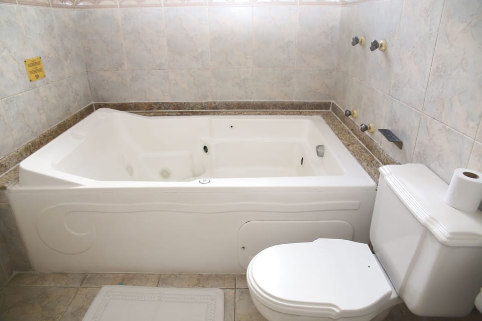 Double Room, Hot Tub (Maison) | Bathroom | Shower, hair dryer, towels
