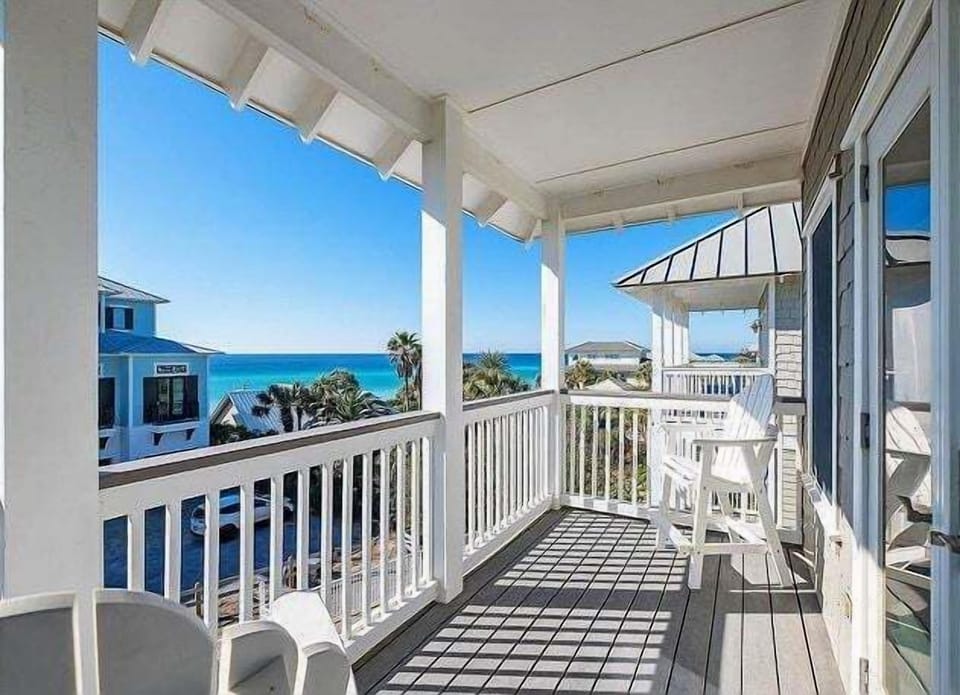 Relax on the spacious balcony while soaking in the breathtaking Gulf views.