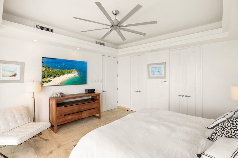 Master bedroom - King bed