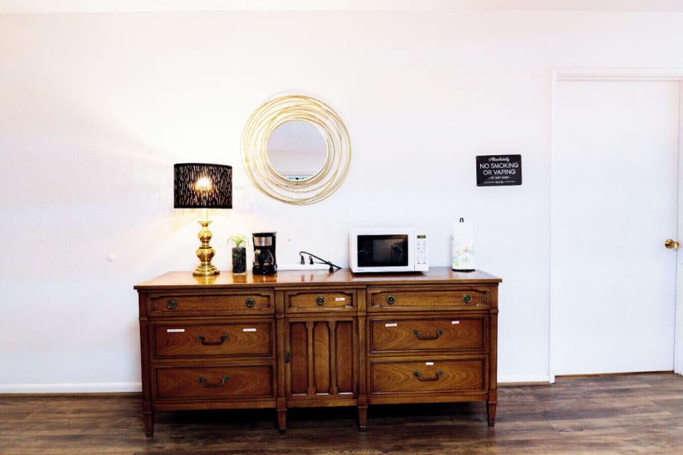 Stylish decorative accents enhancing the room’s ambiance.