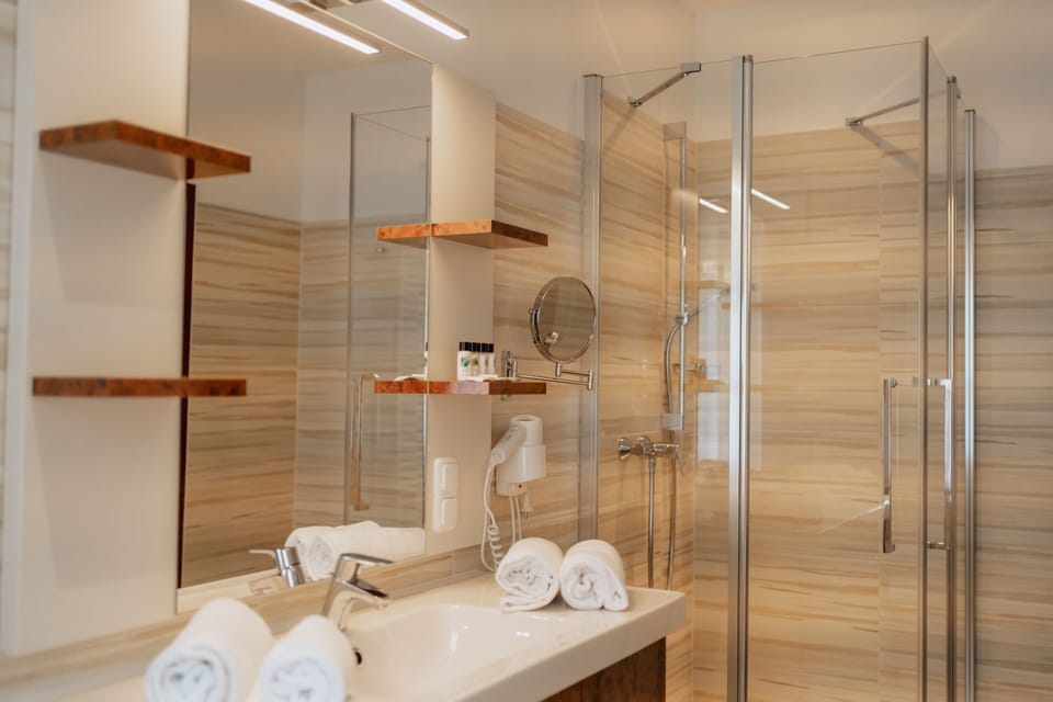 Comfort Room, 1 Queen Bed, Non Smoking | Hypo-allergenic bedding, minibar, in-room safe, individually decorated